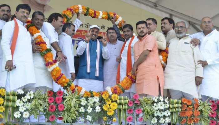 अयोध्या विवाद पर मौर्य ने कहा- 'वहां राम मंदिर ही बनेगा, बाबर का स्मारक नहीं' अयोध्या विवाद पर मौर्य ने कहा- 'वहां राम मंदिर ही बनेगा, बाबर का स्मारक नहीं'