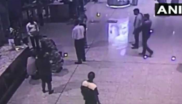 VIDEO : मुंबई एयरपोर्ट पर पैसेंजर को आया अटैक, CISF के जवानों ने ऐसे बचाई जान VIDEO : मुंबई एयरपोर्ट पर पैसेंजर को आया अटैक, CISF के जवानों ने ऐसे बचाई जान