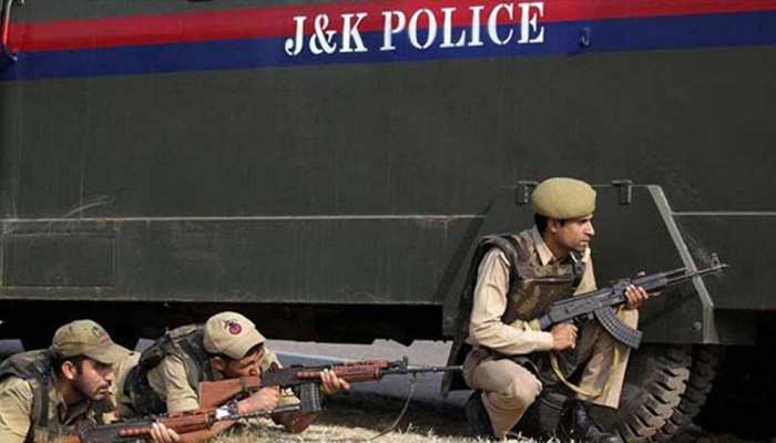 जम्मू कश्मीर: CID के लिए काम करने वाले व्यक्ति को गोलियों से भूना जम्मू कश्मीर: CID के लिए काम करने वाले व्यक्ति को गोलियों से भूना