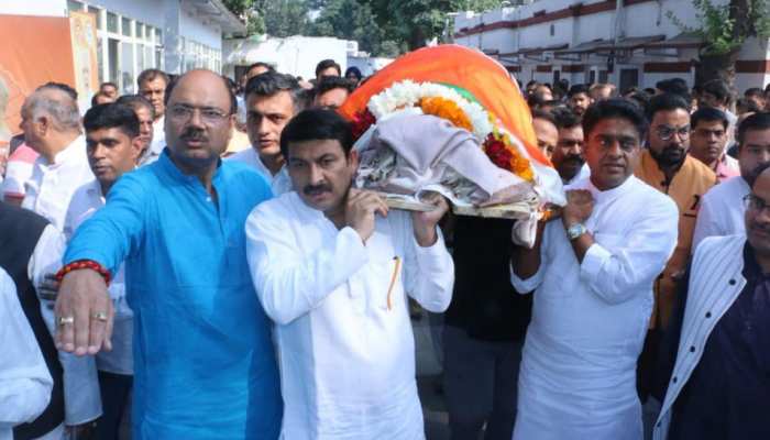 मदनलाल खुराना पंचतत्व में विलीन, केजरीवाल सरकार ने दो दिवसीय राजकीय शोक की घोषणा की मदनलाल खुराना पंचतत्व में विलीन, केजरीवाल सरकार ने दो दिवसीय राजकीय शोक की घोषणा की