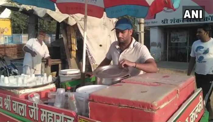 नेशनल लेवल बॉक्सर दिनेश कुमार बेच रहे हैं सड़कों पर आइसक्रीम नेशनल लेवल बॉक्सर दिनेश कुमार बेच रहे हैं सड़कों पर आइसक्रीम