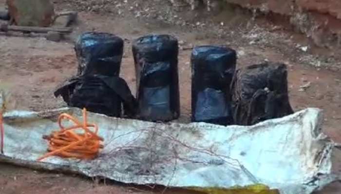 बिहार में नक्सलियों की बड़ी साजिश नाकाम, 10 किलोग्राम का केन बम बरामद बिहार में नक्सलियों की बड़ी साजिश नाकाम, 10 किलोग्राम का केन बम बरामद