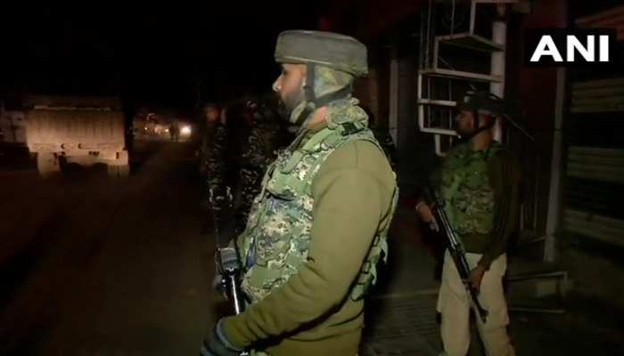 श्रीनगर में BSF की गाड़ी पर आतंकी हमला, 5 जवान घायल श्रीनगर में BSF की गाड़ी पर आतंकी हमला, 5 जवान घायल