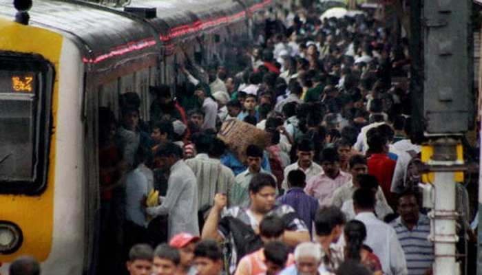 महिला ने लोकल ट्रेन में दिया बच्चे को जन्म, 2 अस्पतालों ने भर्ती करने से किया था मना महिला ने लोकल ट्रेन में दिया बच्चे को जन्म, 2 अस्पतालों ने भर्ती करने से किया था मना