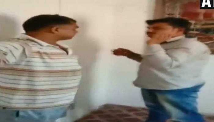 ओला-ऊबर की हड़ताल में शामिल नहीं हुआ कैब चालक, तो की बेरहमी से पिटाई, देखें VIDEO ओला-ऊबर की हड़ताल में शामिल नहीं हुआ कैब चालक, तो की बेरहमी से पिटाई, देखें VIDEO