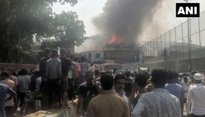 मुंबई : बांद्रा की स्लम बस्ती में लगी भीषण आग, दमकल की 9 गाड़ियां मौके पर मुंबई : बांद्रा की स्लम बस्ती में लगी भीषण आग, दमकल की 9 गाड़ियां मौके पर