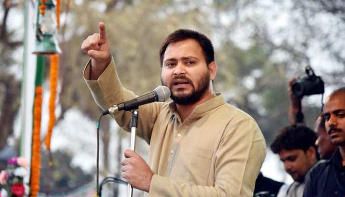 तेजस्वी ने साधा गिरिराज सिंह पर निशाना, कहा- 'कुछ लोग धर्म के ठेकेदार बने हुए हैं' तेजस्वी ने साधा गिरिराज सिंह पर निशाना, कहा- 'कुछ लोग धर्म के ठेकेदार बने हुए हैं'