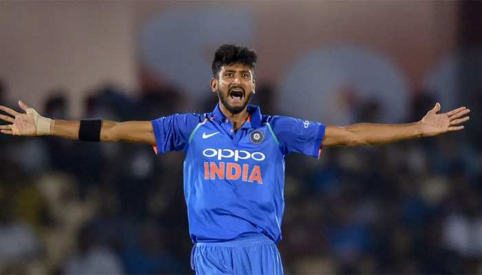 वेस्टइंडीज के खिलाफ 3 विकेट लेने वाले खलील अहमद को ICC ने लगाई फटकार वेस्टइंडीज के खिलाफ 3 विकेट लेने वाले खलील अहमद को ICC ने लगाई फटकार