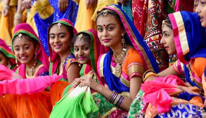VIDEO : लंदन में भी दीवाली की धूम, पारंपरिक परिधानों में महिलाअों ने बिखेरा हिंदुस्तानी रंग VIDEO : लंदन में भी दीवाली की धूम, पारंपरिक परिधानों में महिलाअों ने बिखेरा हिंदुस्तानी रंग