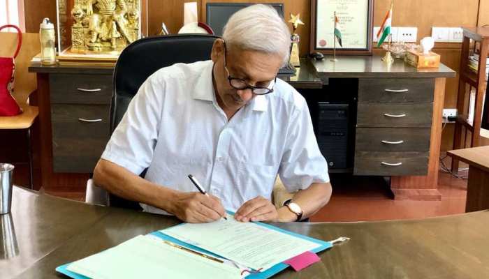 कैंसर से जूझ रहे मनोहर पर्रिकर की तस्वीर आई सामने, मीटिंग लेकर लगाया अटकलों पर विराम कैंसर से जूझ रहे मनोहर पर्रिकर की तस्वीर आई सामने, मीटिंग लेकर लगाया अटकलों पर विराम