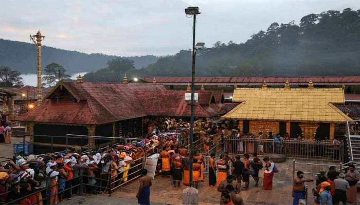 सबरीमाला मंदिर में अब भक्तों को दर्शन के लिए करानी होगी ऑनलाइन बुकिंग सबरीमाला मंदिर में अब भक्तों को दर्शन के लिए करानी होगी ऑनलाइन बुकिंग
