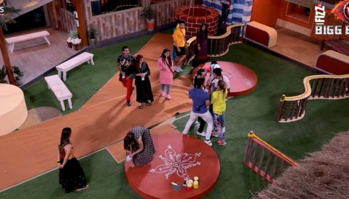 Bigg Boss 12: टास्क के दौरान विकास गुप्ता और शिल्पा शिंदे के परिवारों में छिड़ी जंग! Bigg Boss 12: टास्क के दौरान विकास गुप्ता और शिल्पा शिंदे के परिवारों में छिड़ी जंग!
