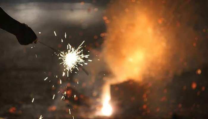 दिवाली पर पटाखों की धूम की कर रहें है तैयारी, तो सेहत को ऐसे करें बचाव दिवाली पर पटाखों की धूम की कर रहें है तैयारी, तो सेहत को ऐसे करें बचाव