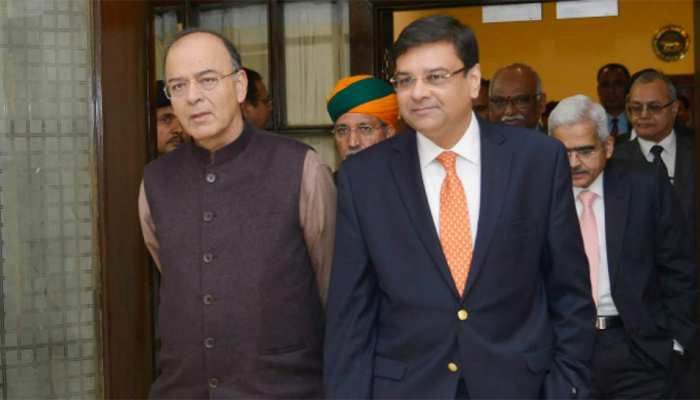 RBIvsGovt: उस धारा 7 को जानिए जिसके इस्तेमाल होने पर गवर्नर दे सकते हैं इस्तीफा! RBIvsGovt: उस धारा 7 को जानिए जिसके इस्तेमाल होने पर गवर्नर दे सकते हैं इस्तीफा!
