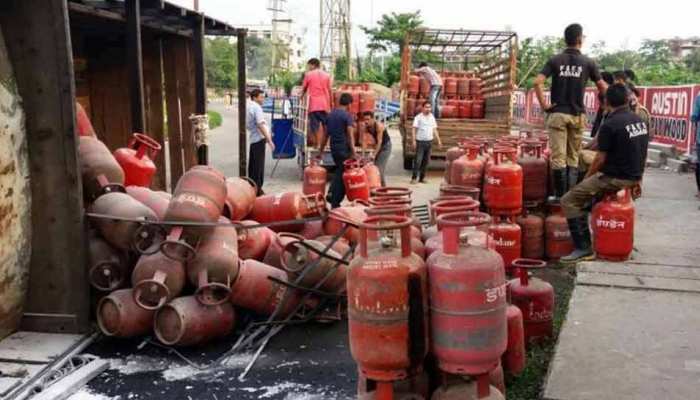 दिवाली से पहले महंगाई की मार, 60 रुपए तक बढ़े LPG सिलेंडर के दाम दिवाली से पहले महंगाई की मार, 60 रुपए तक बढ़े LPG सिलेंडर के दाम