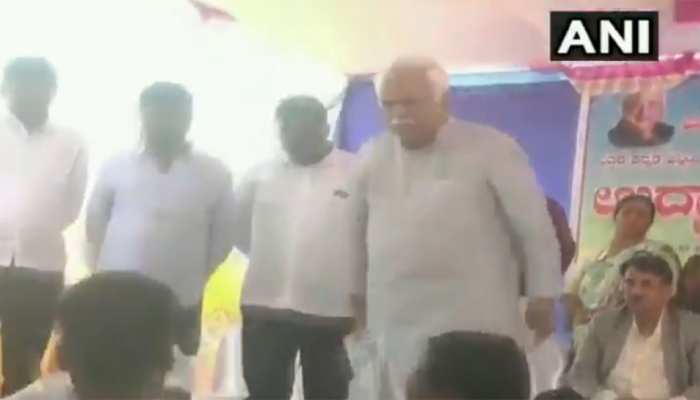 कर्नाटक के मंत्री ने नेशनल प्लेयर्स को फेंक कर दी स्पोर्ट्स किट, VIDEO हुआ वायरल कर्नाटक के मंत्री ने नेशनल प्लेयर्स को फेंक कर दी स्पोर्ट्स किट, VIDEO हुआ वायरल
