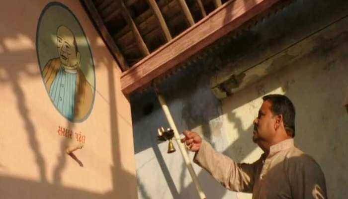 इस मंदिर में भगवान की तरह रोजाना होती है सरदार पटेल की पूजा, गांव वाले मानते हैं भगवान! इस मंदिर में भगवान की तरह रोजाना होती है सरदार पटेल की पूजा, गांव वाले मानते हैं भगवान!
