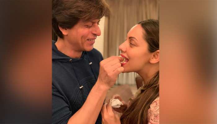 करण जौहर ने कुछ इस अंदाज में किया शाहरुख खान को बर्थ डे विश, गौरी भी हैं साथ करण जौहर ने कुछ इस अंदाज में किया शाहरुख खान को बर्थ डे विश, गौरी भी हैं साथ