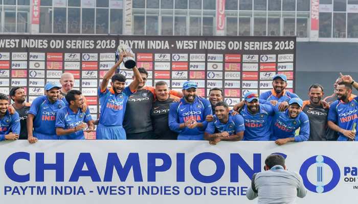 VIDEO: टीम इंडिया ने सीरीज जीत को किया सेलिब्रेट, रोहत ने काटा केक, धोनी ने की यह शरारत VIDEO: टीम इंडिया ने सीरीज जीत को किया सेलिब्रेट, रोहत ने काटा केक, धोनी ने की यह शरारत
