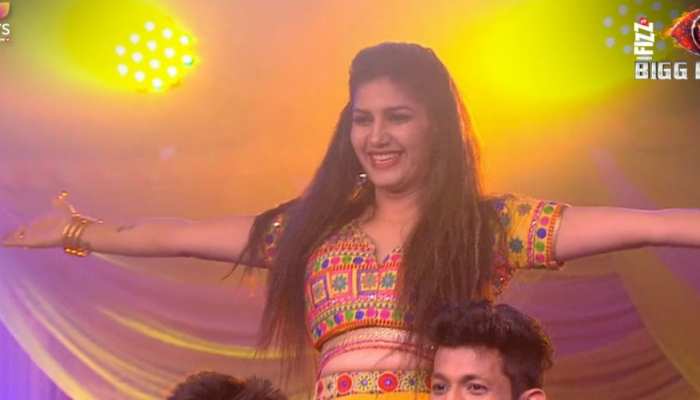 Bigg Boss 12: सपना चौधरी ने घर में बिखेरा जलवा, डांस पर मोहित हुआ यह कंटेस्टेंट Bigg Boss 12: सपना चौधरी ने घर में बिखेरा जलवा, डांस पर मोहित हुआ यह कंटेस्टेंट