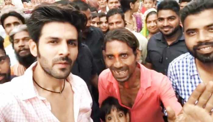 मजाक-मजाक में इस फैन ने उड़ाया कार्तिक आर्यन का मजाक, वायरल हो रहा VIDEO मजाक-मजाक में इस फैन ने उड़ाया कार्तिक आर्यन का मजाक, वायरल हो रहा VIDEO