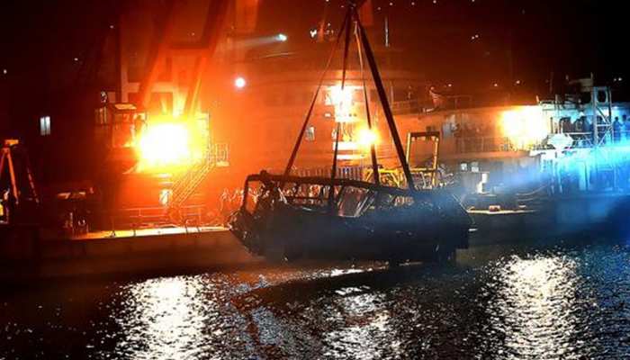 बीजिंग: यात्री और चालक के झगड़े में बस नदी में गिरी, 13 की मौत बीजिंग: यात्री और चालक के झगड़े में बस नदी में गिरी, 13 की मौत