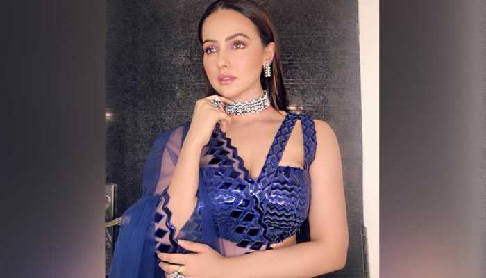 'बिग बॉस 12' के घर पहुंची सना खान, श्रीसंत, दीपक और करण के बारे कहा कुछ ऐसा 'बिग बॉस 12' के घर पहुंची सना खान, श्रीसंत, दीपक और करण के बारे कहा कुछ ऐसा