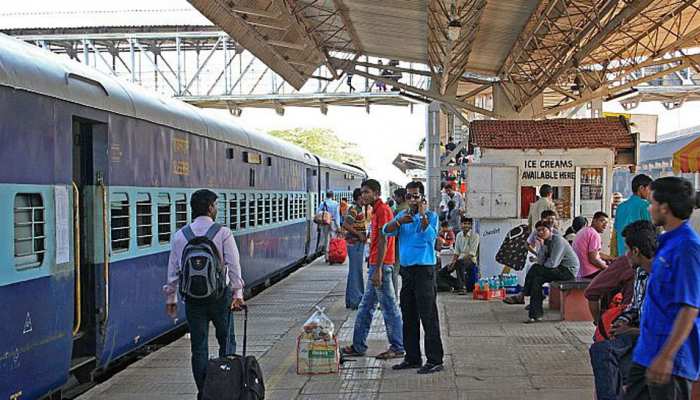 Railway ने आज से बंद कर दी यह सुविधा, भीड़ बढ़ने पर लिया फैसला Railway ने आज से बंद कर दी यह सुविधा, भीड़ बढ़ने पर लिया फैसला