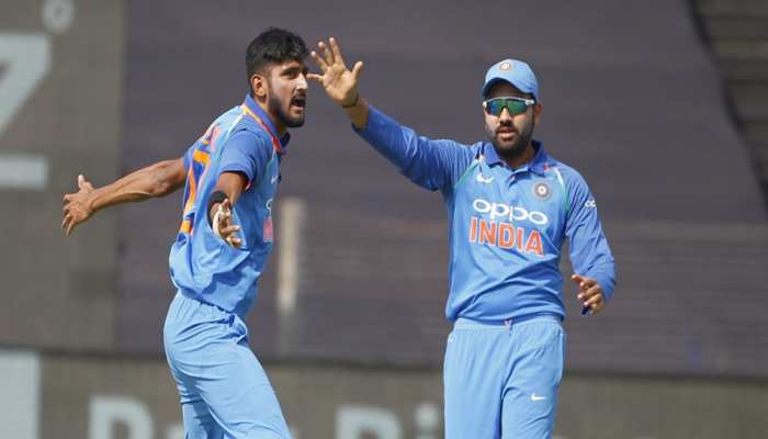 रोहित शर्मा ने खलील के साथ शेयर की तस्वीर, फैन बोले- युजवेंद्र आपकी जगह खतरे में रोहित शर्मा ने खलील के साथ शेयर की तस्वीर, फैन बोले- युजवेंद्र आपकी जगह खतरे में