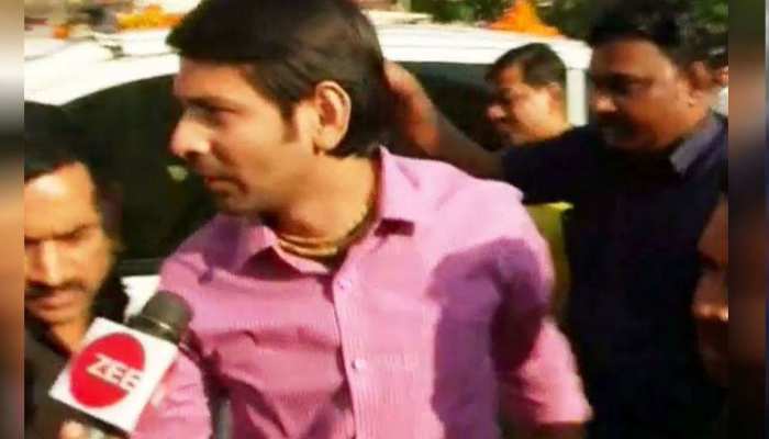 पिता लालू से मिलने रिम्स पहुंचे तेजप्रताप, तलाक के फैसले पर हो रही है बात पिता लालू से मिलने रिम्स पहुंचे तेजप्रताप, तलाक के फैसले पर हो रही है बात