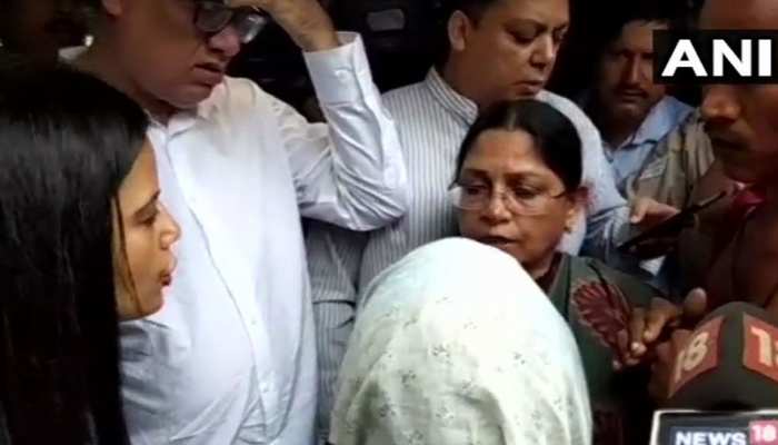 असम हत्याकांड : मृतकों के परिजनों से मुलाकात करने पहुंचे टीएमसी नेता असम हत्याकांड : मृतकों के परिजनों से मुलाकात करने पहुंचे टीएमसी नेता