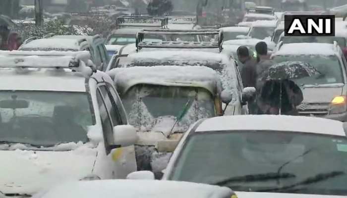 कश्मीर में बर्फबारी में फंसे 140 ट्रक वालों को सेना ने बचाया कश्मीर में बर्फबारी में फंसे 140 ट्रक वालों को सेना ने बचाया