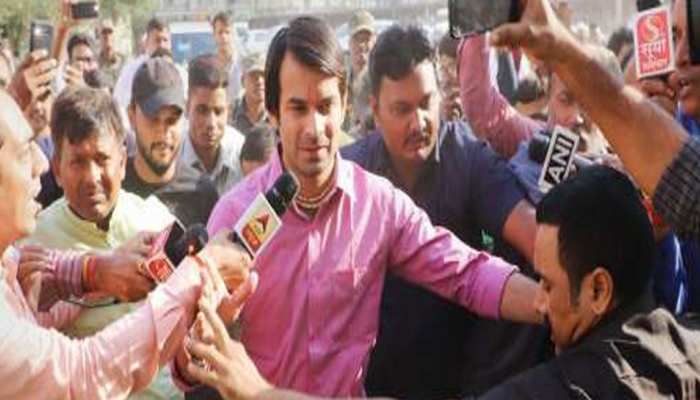 गुस्से में पटना रवाना हुए तेजप्रताप, कहा- 'पूरे परिवार के खिलाफ अकेले लड़ूंगा लड़ाई' गुस्से में पटना रवाना हुए तेजप्रताप, कहा- 'पूरे परिवार के खिलाफ अकेले लड़ूंगा लड़ाई'