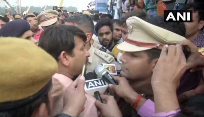 VIDEO : सिग्नेचर ब्रिज के उद्घाटन कार्यक्रम से पहले पुलिस से भिड़े मनोज तिवारी VIDEO : सिग्नेचर ब्रिज के उद्घाटन कार्यक्रम से पहले पुलिस से भिड़े मनोज तिवारी