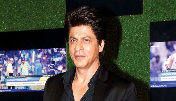शाहरुख से मिलने की थी तमन्ना, नहीं मिल पाया तो 'जबरा फैन' ने ब्लेड से काट लिया हाथ शाहरुख से मिलने की थी तमन्ना, नहीं मिल पाया तो 'जबरा फैन' ने ब्लेड से काट लिया हाथ