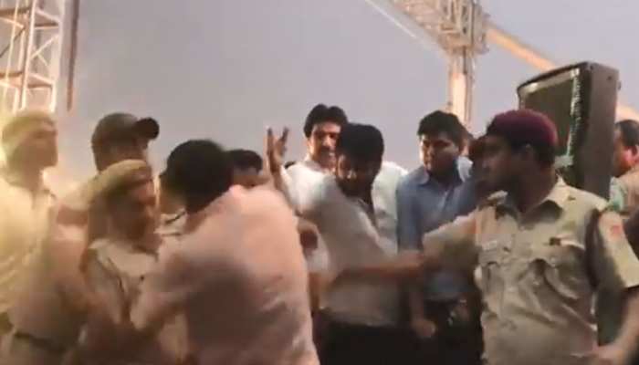 मनोज तिवारी का आरोप, AAP विधायक अमानतुल्लाह ने धक्का दिया और जान से मारने की धमकी दी मनोज तिवारी का आरोप, AAP विधायक अमानतुल्लाह ने धक्का दिया और जान से मारने की धमकी दी