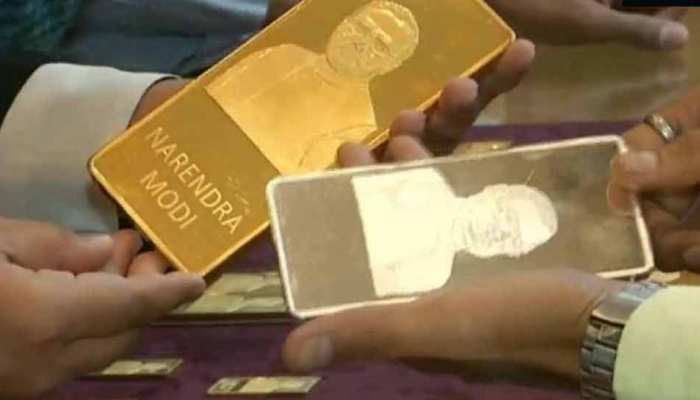 Dhanteras 2018: सोने व चांदी के सिक्कों पर लक्ष्मी-गणेश की जगह PM मोदी की तस्वीर Dhanteras 2018: सोने व चांदी के सिक्कों पर लक्ष्मी-गणेश की जगह PM मोदी की तस्वीर