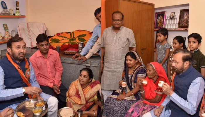 rajasthan: prakash javdekar eat lunch in a dalit family, see these pics rajasthan: prakash javdekar eat lunch in a dalit family, see these pics