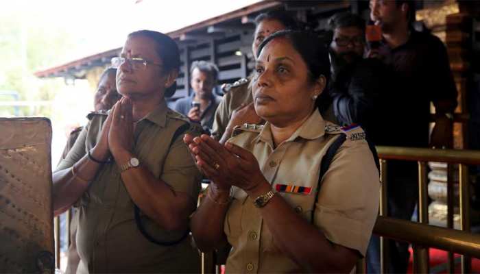 सबरीमाला में मंदिर में तैनात महिला पुलिसकर्मी भी 50 साल से अधिक उम्र की! सबरीमाला में मंदिर में तैनात महिला पुलिसकर्मी भी 50 साल से अधिक उम्र की!