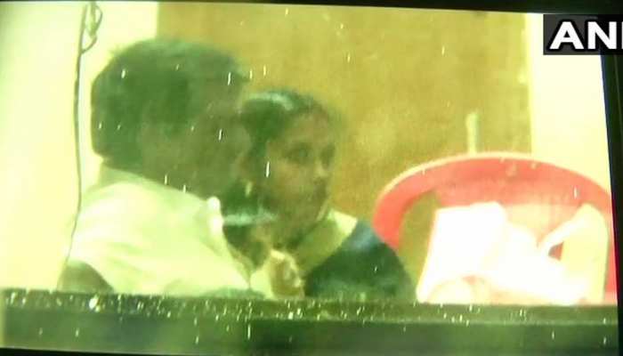 सबरीमाला में पूजा के लिए पति और बच्चों के साथ पहुंची 30 वर्षीय महिला, मांगी पुलिस हिफाजत सबरीमाला में पूजा के लिए पति और बच्चों के साथ पहुंची 30 वर्षीय महिला, मांगी पुलिस हिफाजत