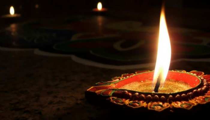 नरकासुर के वध की खुशी में मनाई जाती है छोटी दिवाली, जानिए पूजा की पूरी विधि नरकासुर के वध की खुशी में मनाई जाती है छोटी दिवाली, जानिए पूजा की पूरी विधि
