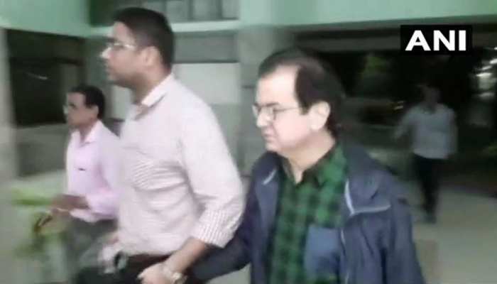 PNB घोटाला : मेहुल चोकसी का करीबी दीपक कुलकर्णी कोलकाता एयरपोर्ट से गिरफ्तार PNB घोटाला : मेहुल चोकसी का करीबी दीपक कुलकर्णी कोलकाता एयरपोर्ट से गिरफ्तार