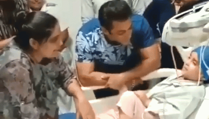 VIDEO: जब कैंसर के शिकार मासूम से हॉस्पिटल में मिलने पहुंचे सलमान खान VIDEO: जब कैंसर के शिकार मासूम से हॉस्पिटल में मिलने पहुंचे सलमान खान