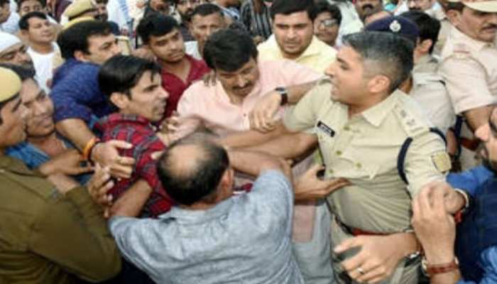 सिग्नेचर ब्रिज मामला : हाथापाई के दौरान मनोज तिवारी ने की DCP अतुल कुमार से बदसलूकी! सिग्नेचर ब्रिज मामला : हाथापाई के दौरान मनोज तिवारी ने की DCP अतुल कुमार से बदसलूकी!