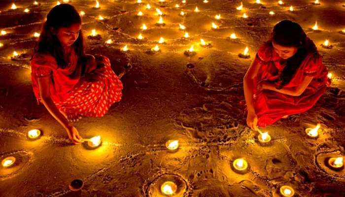 दिवाली पर अपनाएं ये उपाय, हमेशा बनी रहेगी मां लक्ष्मी की कृपा दिवाली पर अपनाएं ये उपाय, हमेशा बनी रहेगी मां लक्ष्मी की कृपा