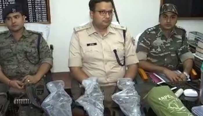 झारखंड: पुलिस ने चार नक्सिलयों को किया अरेस्ट, बड़ी घटना को अंजाम देने की थी योजना झारखंड: पुलिस ने चार नक्सिलयों को किया अरेस्ट, बड़ी घटना को अंजाम देने की थी योजना