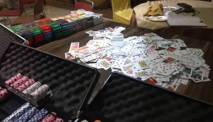 दीवाली से पहले खेला जा रहा था करोड़ों का जुआ, पुलिस ने छापा मारकर 100 लोगों को किया गिरफ्तार दीवाली से पहले खेला जा रहा था करोड़ों का जुआ, पुलिस ने छापा मारकर 100 लोगों को किया गिरफ्तार
