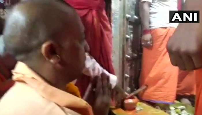 अयोध्या LIVE : हनुमानगढ़ी मंदिर पहुंचे सीएम योगी, किए बजरंग बली के दर्शन अयोध्या LIVE : हनुमानगढ़ी मंदिर पहुंचे सीएम योगी, किए बजरंग बली के दर्शन