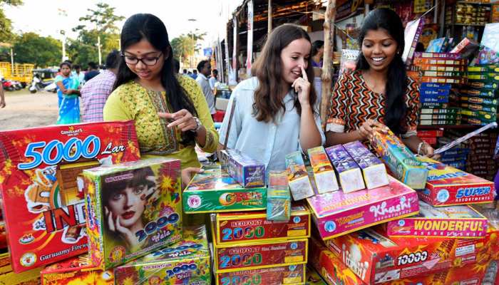 दिल्ली-NCR में पटाखों का 500 करोड़ रुपये का स्टॉक बेकार, बिक्री 40 फीसदी घटी दिल्ली-NCR में पटाखों का 500 करोड़ रुपये का स्टॉक बेकार, बिक्री 40 फीसदी घटी