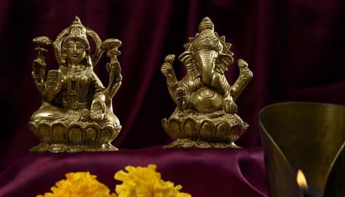 दीपावली पर इस शुभ मुहूर्त में करें मां लक्ष्मी की पूजा, घर में होगी धनवर्षा दीपावली पर इस शुभ मुहूर्त में करें मां लक्ष्मी की पूजा, घर में होगी धनवर्षा